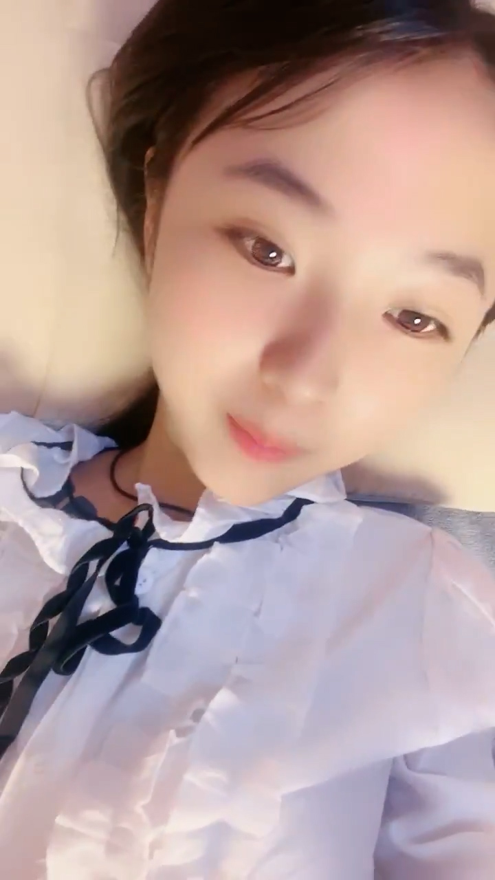 4个00后嫩妹妹！年纪不大超会玩！粗大双头龙，第一视角互插嫩穴，妹妹轮流上阵，骑乘位撑爆小穴